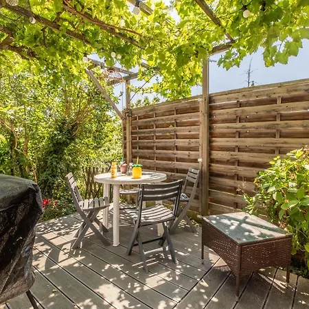 Rue Bien Assis Avec Jardin Terrasse