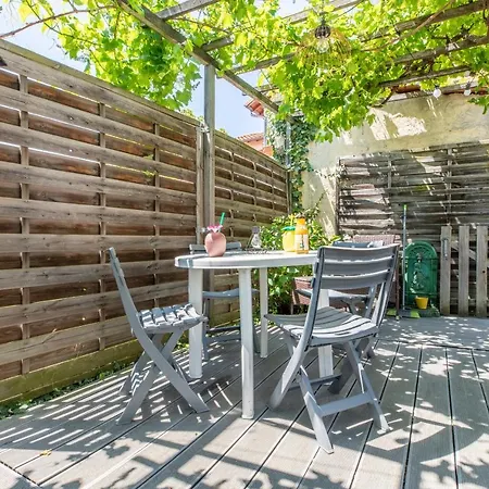 Rue Bien Assis Avec Jardin Terrasse Daire