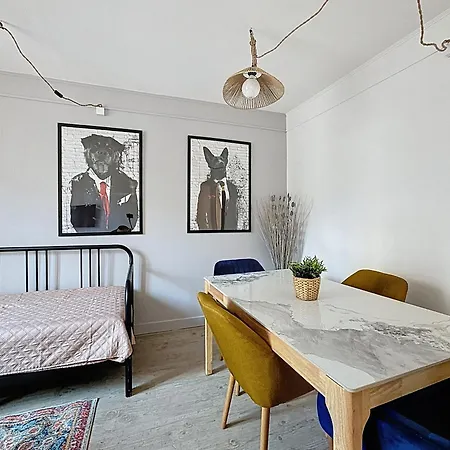 Rue Bien Assis Avec Jardin Terrasse