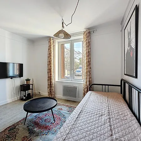 Daire Rue Bien Assis Avec Jardin Terrasse