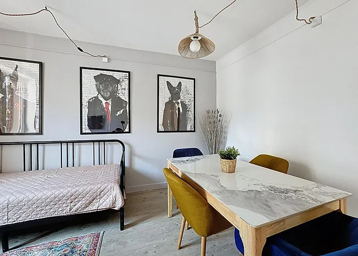 Rue Bien Assis Avec Jardin Terrasse